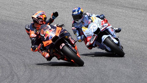 Jack Miller (kiri) protes ke Alex Marquez yang menyenggolnya saat balapan utama MotoGP Italia di Sirkuit Mugello pada 10 Juni 2023. Foto: REUTERS/Jennifer Lorenzini