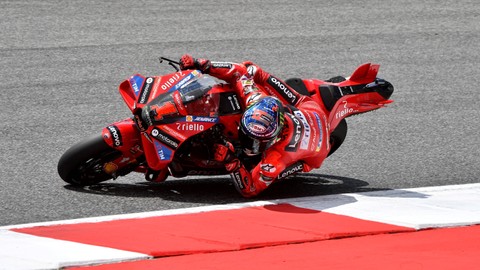 Francesco Bagnaia saat balapan utama MotoGP. Foto: REUTERS/Jennifer Lorenzini
