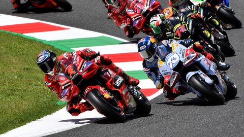 Francesco Bagnaia (kiri) dan Alex Marquez saat balapan utama MotoGP Italia di Sirkuit Mugello pada 10 Juni 2023. Foto: REUTERS/Jennifer Lorenzini