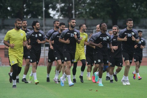Sejumlah pesepak bola Timnas Palestina melakukan pemanasan saat latihan perdana di Stadion Gelora 10 November, Surabaya, Jawa Timur, Minggu (11/6/2023). Foto: Moch Asim/Antara Foto