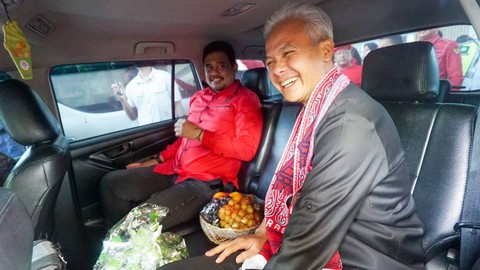 Bacapres 2024 dari PDIP Ganjar Pranowo (kanan) didampingi Wali Kota Medan Bobby Nasution menyambangi Deliserdang dan Kota Medan, Sumatera Utara (Sumut), Minggu (11/6/2023). Foto: Dok. Istimewa