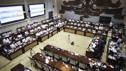 Suasana rapat kerja Menteri Keuangan bersama Komisi XI DPR di Kompleks Parlemen, Senayan, Jakarta, Senin (12/6/2023). Foto: ANTARA FOTO/Rivan Awal Lingga