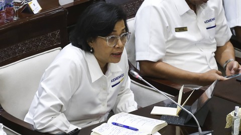 Menteri Keuangan Sri Mulyani Indrawati memberikan paparan saat rapat kerja bersama Komisi XI DPR di Kompleks Parlemen, Senayan, Jakarta, Senin (12/6/2023). Foto: ANTARA FOTO/Rivan Awal Lingga