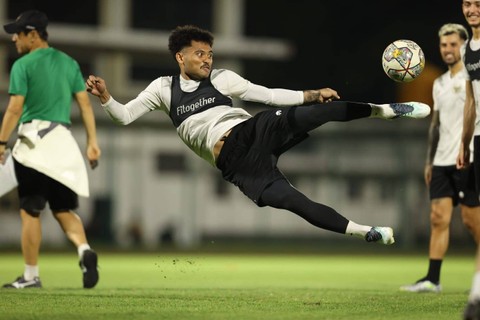 Pemain Timnas Indonesia, Saddil Ramdani, latihan di Surabaya pada 11 Juni 2023 jelang FIFA Matchday melawan Palestina. Foto: PSSI