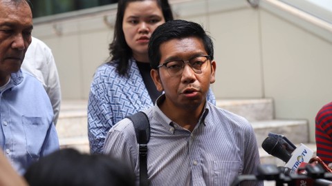 Peneliti Indonesia Corruption Watch (ICW) Kurnia Ramadhana usai memberikan berkas uji materi Peraturan Komisi Pemilihan Umum Nomor 10 dan 11 ke Mahkamah Agung, Jakarta, Senin (12/6/2023).  Foto: Dicky Adam Sidiq/kumparan