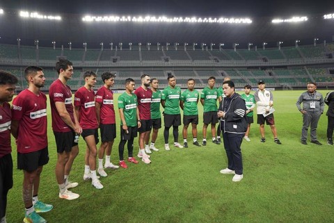 Ketum PSSI, Erick Thohir, menemui skuad Timnas Indonesia jelang FIFA Matchday di Stadion Gelora Bung Tomo, Surabaya, pada Selasa (13/6/2023). Foto: Dok. Istimewa
