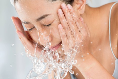 Ilustrasi cuci muka. Foto: Shutterstock