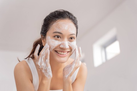 Ilustrasi perempuan cuci muka. Foto: Shutterstock