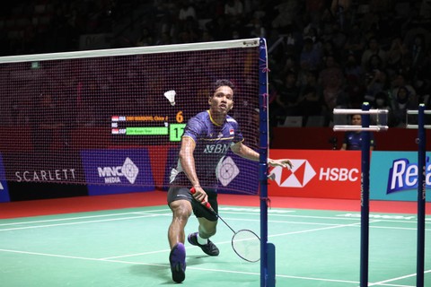 Tunggal putra Indonesia Chico Aura Dwi Wardoyo saat melawan tunggal putra Singapura Loh Kean Yew di Indonesia Open 2023 di Istora Senayan, Jakarta, Rabu (14/6/2023). Foto: Aditia Noviansyah/kumparan