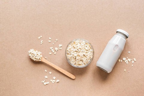 Ilustrasi oat milk dan olahan gandum. Foto: Shutter Stock