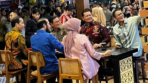 Jokowi ngopi bersama Sandiaga Uno, Yudo Margono, Anwar Usman, Pramono Anung, di Jakarta Fair. Foto: Haya Syahira/kumparan