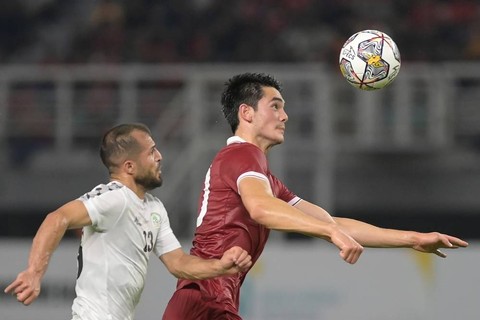 Pemain Timnas Indonesia Elkan Baggott (kanan) berebut bola dengan pemain Timnas Palestina Mahmoud Abu Warda (kiri). Foto: ANTARA FOTO/Zabur Karuru