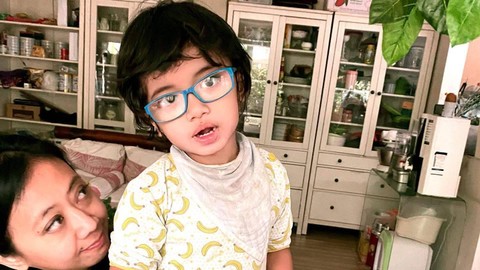 Asri Welas dan anak keduanya. Foto: Instagram/@ibran_gibran