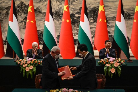 Suasana pertemuan Presiden China Xi Jinping dengan Presiden Palestina Mahmoud Abbas selama upacara penyambutan di Aula Besar Rakyat di Beijing pada Rabu (14/6/2023). Foto: Giok Gao/AFP