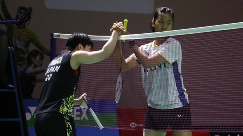 Pebulu tangkis tunggal putri Indonesia, Putri Kusuma Wardani bersalaman dengan tunggal putri Jepang, Akane Yamaguchi di turnamen Indonesia Open 2023 di Istora Senayan, Jakarta, Kamis (15/6/2023). Foto: Aditia Noviansyah/kumparan