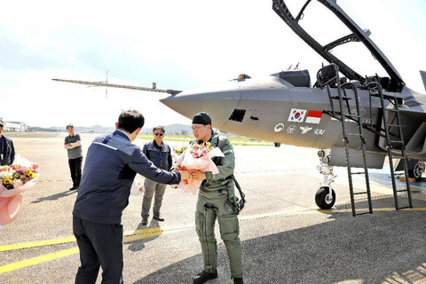 Letnan Kolonel Ferrel Rigonald menjajal KF-21 Boramae yang dikembangkan Indonesia dan Korea Selatan. Foto: Korea Aerospace Industries