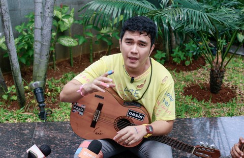 Artis Aldi Taher berpose kepada wartawan usai mengisi acara di kawasan Tendean, Jakarta, Kamis, (15/6/2023). Foto: Agus Apriyanto