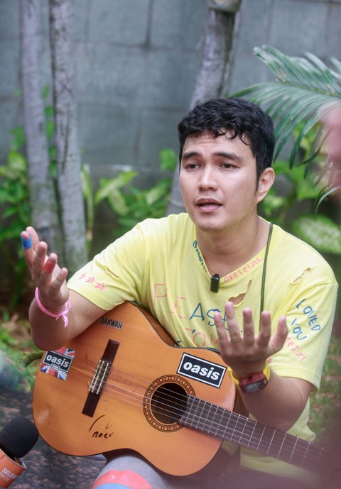 Artis Aldi Taher berpose kepada wartawan usai mengisi acara di kawasan Tendean, Jakarta, Kamis, (15/6/2023).   Foto: Agus Apriyanto