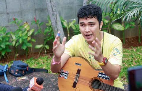 Artis Aldi Taher berpose kepada wartawan usai mengisi acara di kawasan Tendean, Jakarta, Kamis, (15/6/2023).   Foto: Agus Apriyanto
