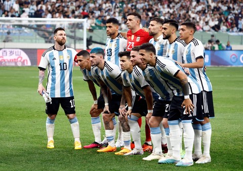 Skuad Argentina pada laga melawan Australia di Stadion Workers, Beijing, China. Foto: Thomas Peter/REUTERS