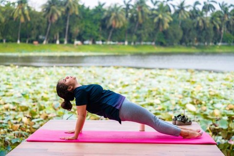 Ilustrasi Posisi Awal Kedua Lengan Yang Benar Saat Akan Melakukan Gerakan Meroda Adalah, Foto: Unsplash.