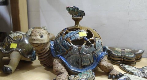 Salah satu karya keramik yang dijual. Foto: Lidia Pratama Febrian