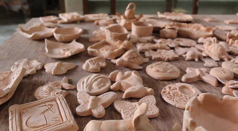 Hasil setengah jadi karya keramik pengunjung di Studio Keramik F. Widayanto. Foto: Lidia Pratama Febrian