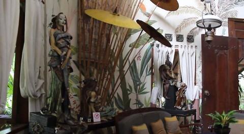 Suasana di dalam rumah keramik F Widayanto. Foto: Lidia Pratama Febrian