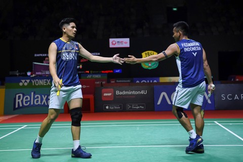 Pebulu tangkis ganda putra Indonesia Pramudya Kusumawardana (kanan) dan Yeremia Erich Yoche Yacob Rambitan (kiri) saat melawan rekan senegaranya ganda putra Mohammad Ahsan dan Hendra Setiawan dalam babak 16 besar turnamen Indonesia Open 2023. Foto: M Risyal Hidayat/Antara Foto 