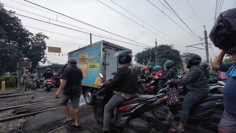 Suasana di pintu perlintasan KA Pasar Minggu yang sedang diuji coba ditutup. Tampak masih banyak kendaraan yang melintas pada Jumat (16/6/2023) pagi. Foto: Nabila Ulfa Jayanti/kumparan