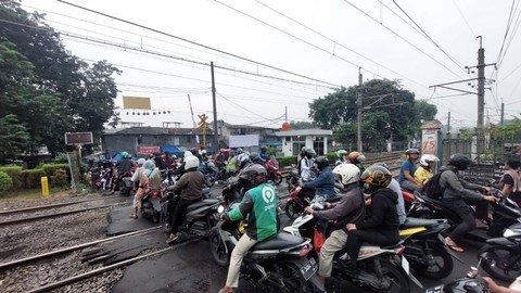 Suasana di pintu perlintasan KA Pasar Minggu yang sedang diuji coba ditutup. Tampak masih banyak kendaraan yang melintas pada Jumat (16/6/2023) pagi. Foto: Nabila Ulfa Jayanti/kumparan