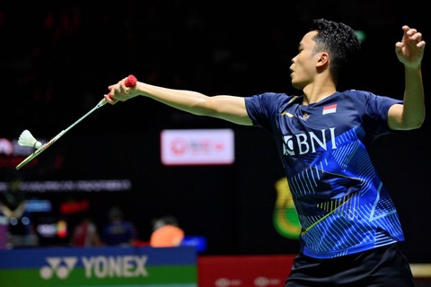Pebulu tangkis tunggal putra Indonesia Anthony Sinisuka Ginting mengembalikan kok ke arah lawannya tunggal putra India Priyanshu Rajawat dalam babak 16 besar turnamen Indonesia Open 2023 di Istora Senayan, Jakarta, Kamis (15/6/2023). Foto: M Risyal Hidayat/Antara Foto 