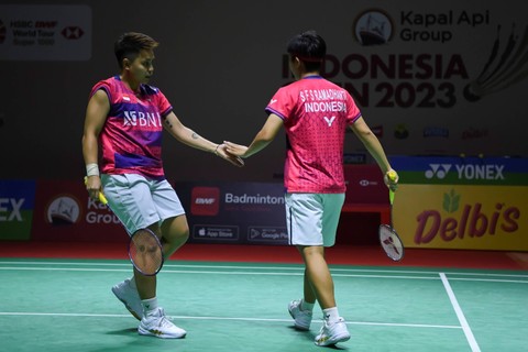 Pebulu tangkis ganda putri Indonesia Siti Fadia Silva Ramadhanti (kanan) dan Apriyani Rahayu (kiri) bersalaman saat melawan ganda putri Kanada Catherine Choi dan Josephine Wu dalam babak 16 besar turnamen Indonesia Open 2023 di Istora Senayan. Foto: M Risyal Hidayat/Antara Foto 