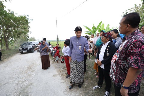 Gubernur Jateng Ganjar Pranowo meninjau langsung proses perbaikan bangunan di SDN 1 Karangweder dan jalan rusak di Kabupaten Grobogan. Foto: Dok. Istimewa