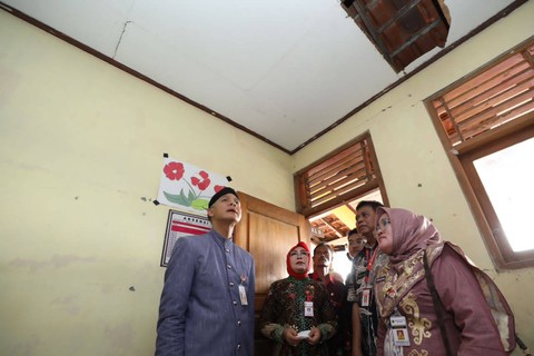 Gubernur Jateng Ganjar Pranowo meninjau langsung proses perbaikan bangunan di SDN 1 Karangweder dan jalan rusak di Kabupaten Grobogan. Foto: Dok. Istimewa