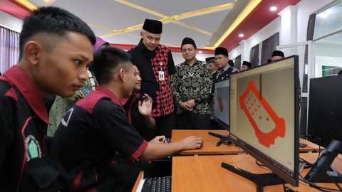 Gubernur Jateng Ganjar Pranowo meninjau program SMKN Jateng. Foto: Dok. Istimewa