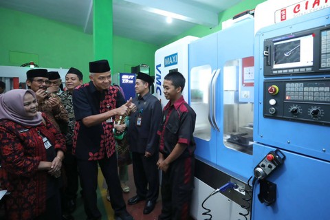 Gubernur Jateng Ganjar Pranowo meninjau program SMKN Jateng. Foto: Dok. Istimewa