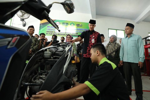 Gubernur Jateng Ganjar Pranowo meninjau program SMKN Jateng. Foto: Dok. Istimewa