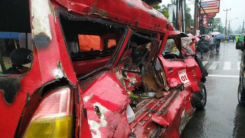 Kondisi angkot yang tertabrak KRL di rute Citayem, Jumat (16/6/2023). Foto: Dok. Istimewa
