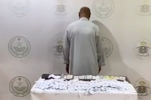 Arab Saudi menangkap seorang penjual surat izin haji palsu dan gelang identitasnya, Juni 2023. Foto: Twitter/@makkahregion