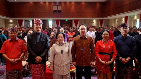 Gubernur Bali Wayan Koster, Gubernur Jawa Tengah Ganjar Pranowo, Ketum PDIP Megawati Soekarnoputri dan Ketua DPP PDIP Prananda Prabowo, dan Menteri PPA I Gusti Ayu Bintang Darmawati di Hotel Prime Plaza, Bali. Foto: Denita BR Matondang/kumparan