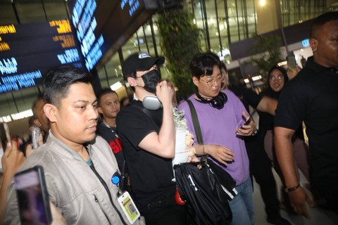 Aktor Korea Kim Min Kba di Bandara internasional Soekarno-Hatta, Tangerang, Jumat (16/6/2023). Foto: Aditia Noviansyah/kumparan