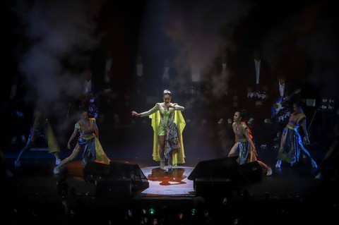 Penyanyi Yura Yunita tampil dalam Pertunjukan Tutur Batin Live Concert 2023 di Tennis Indoor Senayan, Jakarta, Jumat (16/6/2023). Foto: Jamal Ramadhan/kumparan