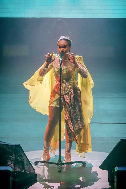 Penyanyi Yura Yunita tampil dalam Pertunjukan Tutur Batin Live Concert 2023 di Tennis Indoor Senayan, Jakarta, Jumat (16/6/2023). Foto: Jamal Ramadhan/kumparan