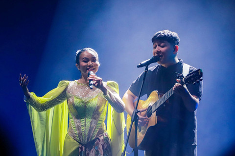 Penyanyi Yura Yunita tampil dalam Pertunjukan Tutur Batin Live Concert 2023 di Tennis Indoor Senayan, Jakarta, Jumat (16/6/2023). Foto: Jamal Ramadhan/kumparan