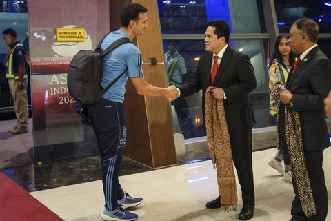 Ketum PSSI Erick Thohir (tengah) menyambut kedatangan Pelatih Timnas Argentina Lionel Scaloni setibanya di Bandara Soekarno Hatta, Tangerang, Banten, Jumat (16/6/2023). Foto: ANTARA FOTO/Dhemas Reviyanto