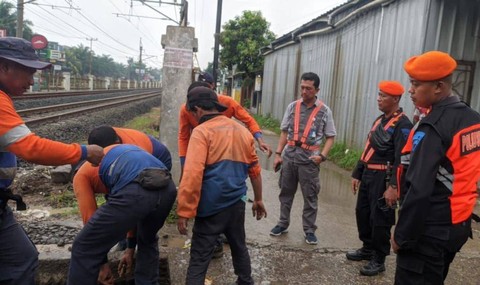 PT Kereta Api Indonesia (KAI) daerah operasi (Daop) 1 Jakarta tutup perlintasan liar di Jalan Rawa Indah kawasan antara stasiun Citayam dengan Depok. Foto: Dok. Humas Daop 1 Jakarta