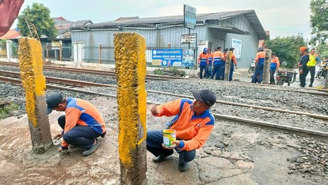 PT Kereta Api Indonesia (KAI) daerah operasi (Daop) 1 Jakarta tutup perlintasan liar di Jalan Rawa Indah kawasan antara stasiun Citayam dengan Depok. Foto: Dok. Humas Daop 1 Jakarta