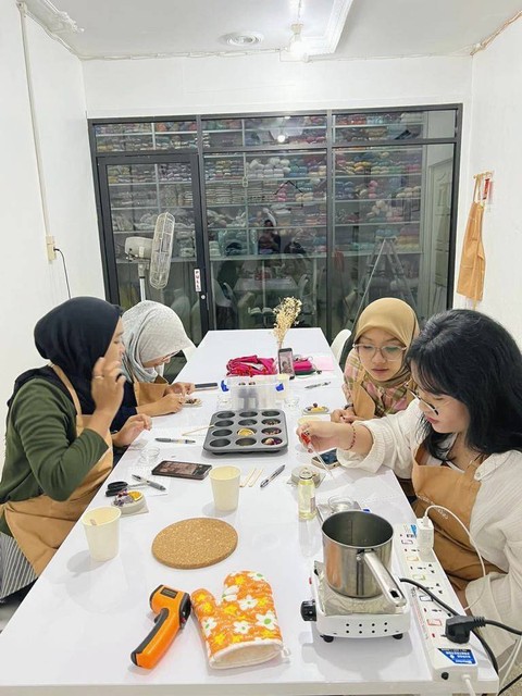 suasana kelas pembuatan lilin wax sachet di Haigou Scent Studio, Pontianak. Foto: Siti Annisa/Hi!Pontianak