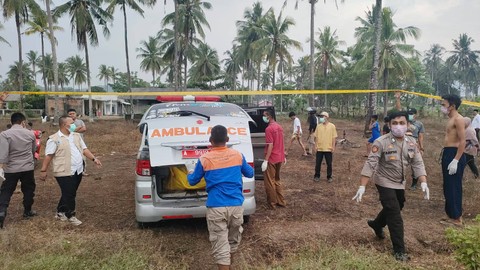 Petugas evakuasi mayat dengan tangan dan kaki terikat di Pantaj Bayah, Lebak, Banten, Rabu (14/6). Foto: Dok. Polsek Bayah